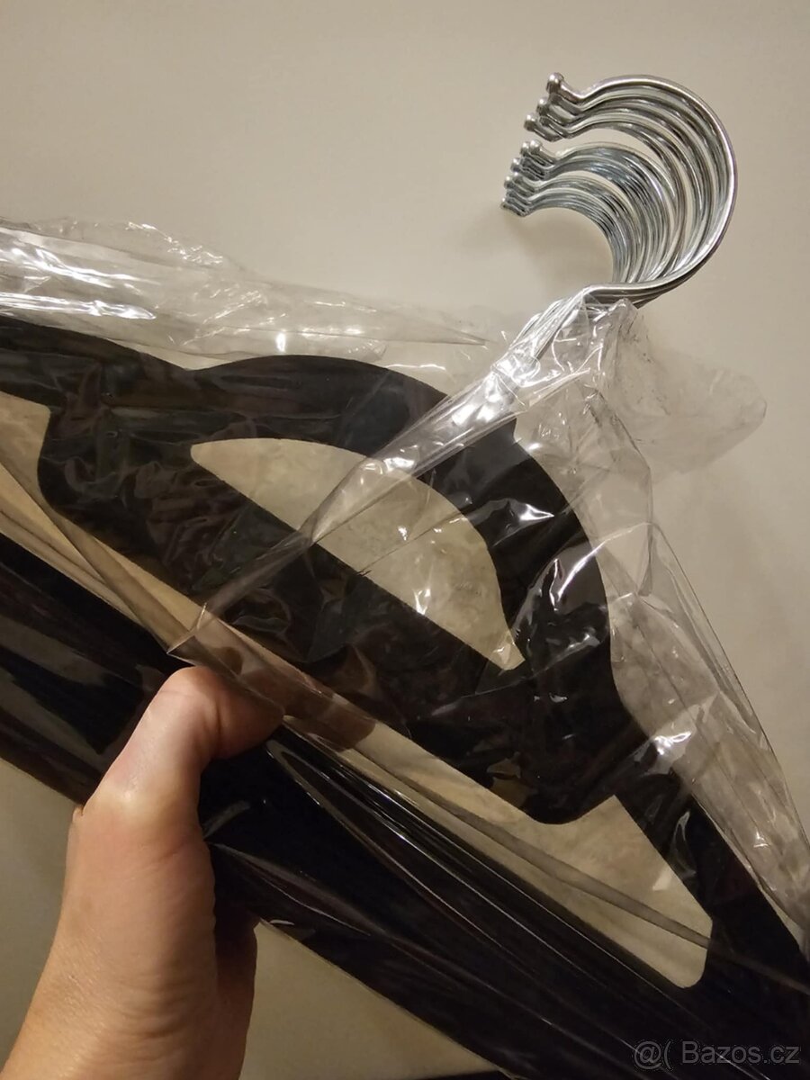 Krásná elegantní velurová ramínka - 2