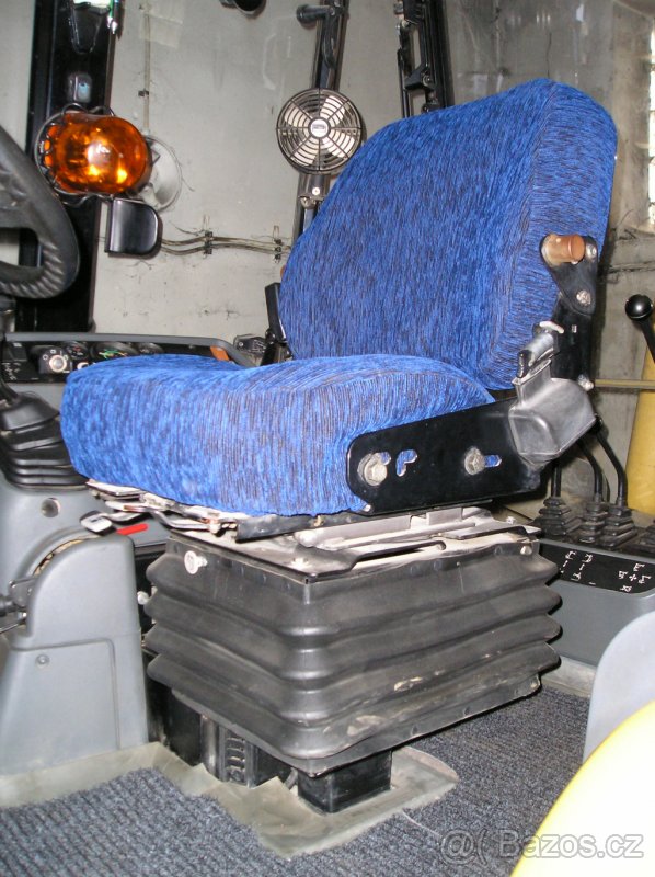 Prodám přesný potah do traktoru NEW HOLLAND - 2