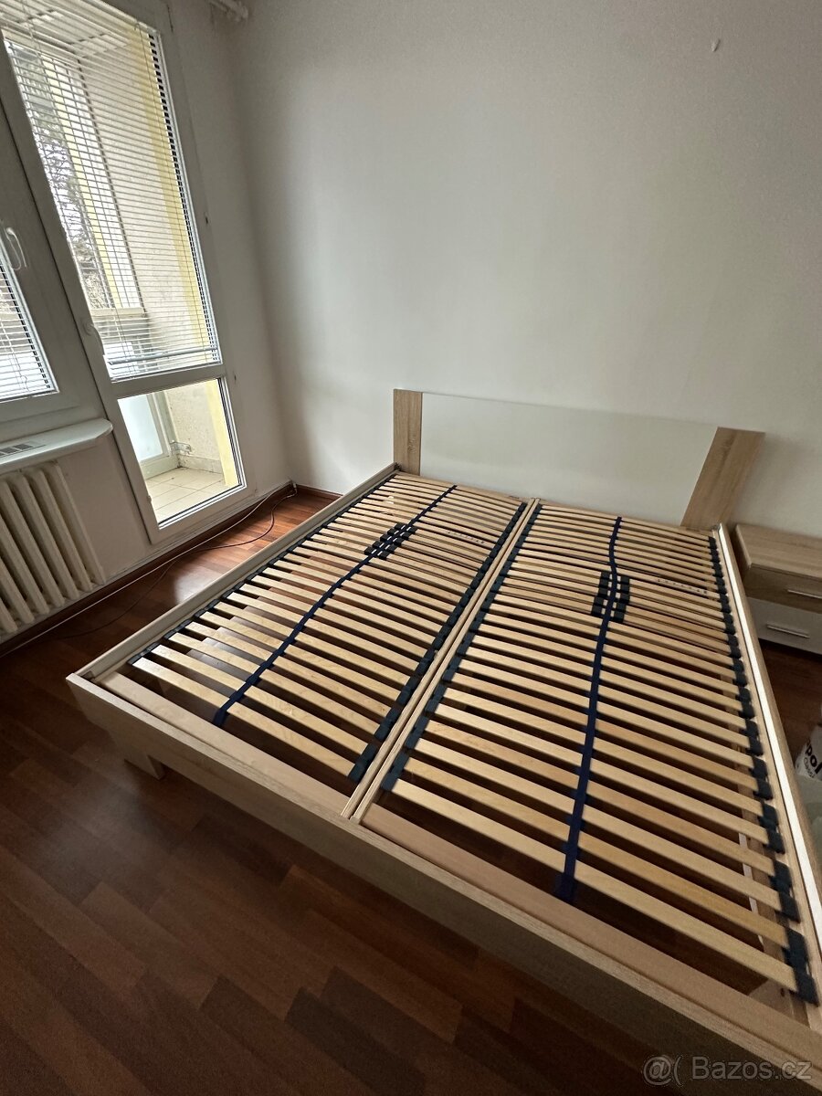 Postel, noční stolek a šatní skříň - 2