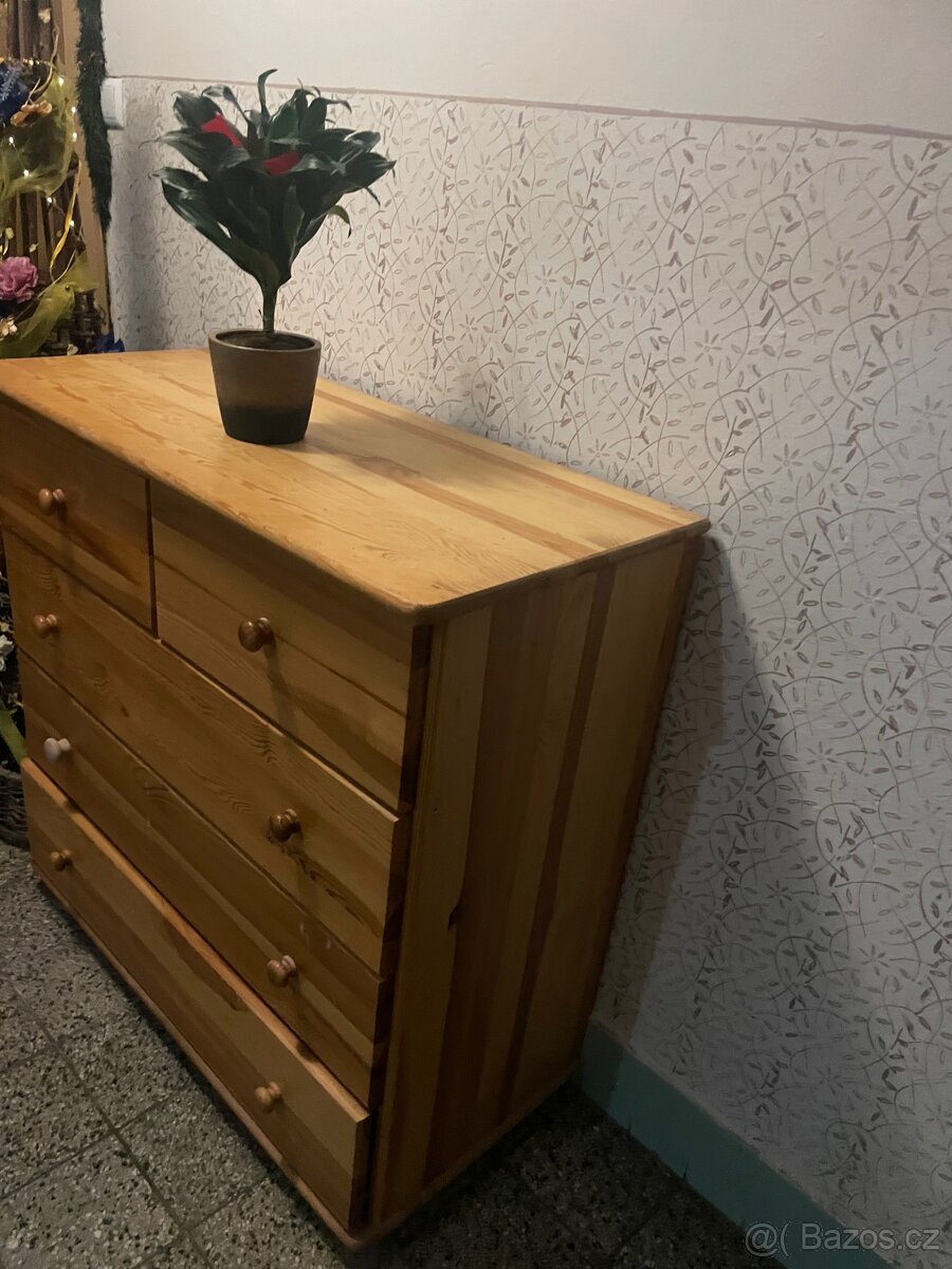 Dřevěná komoda - 2