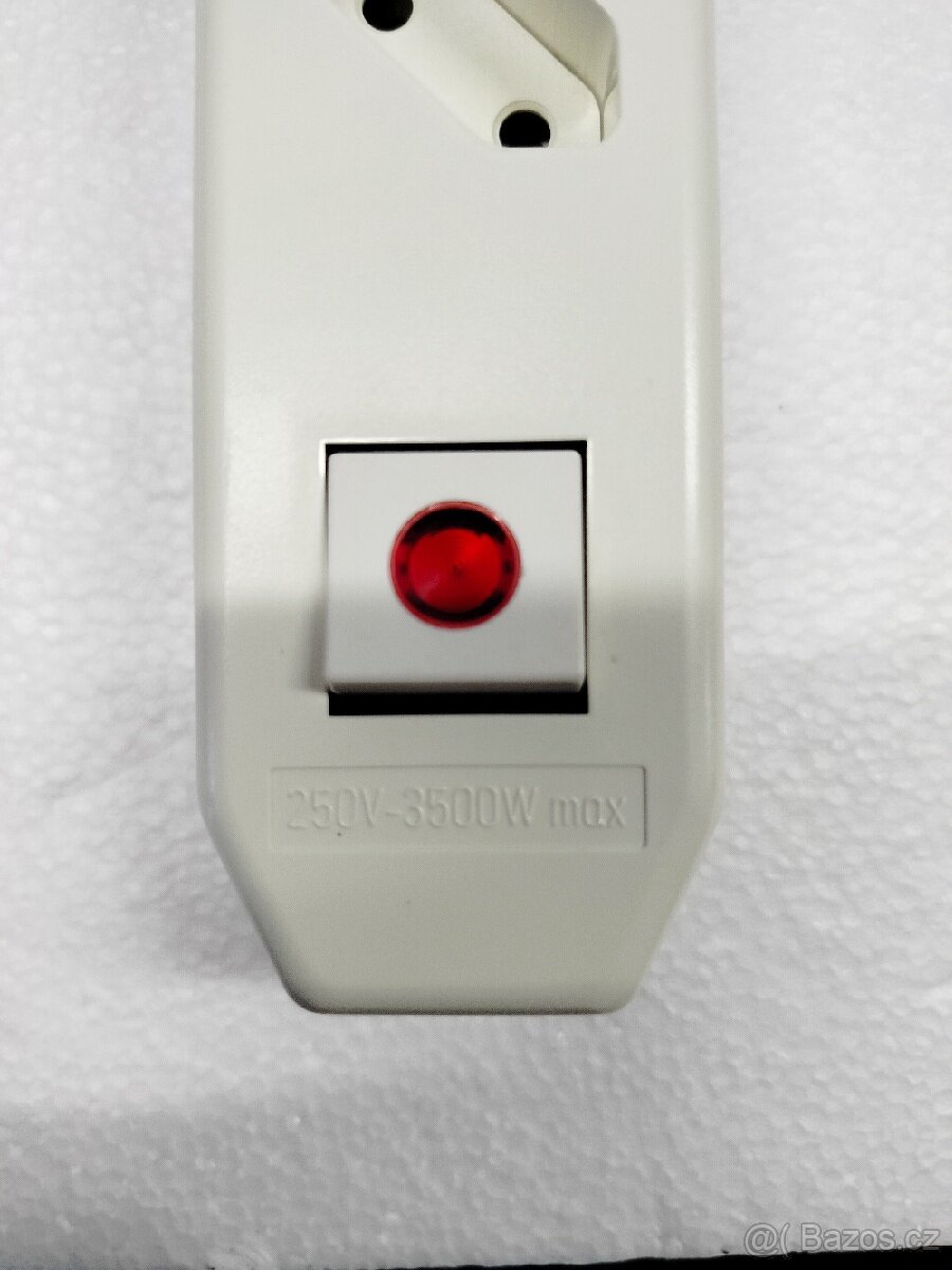 Zásuvka ploché vidlice s vypínačem - 2