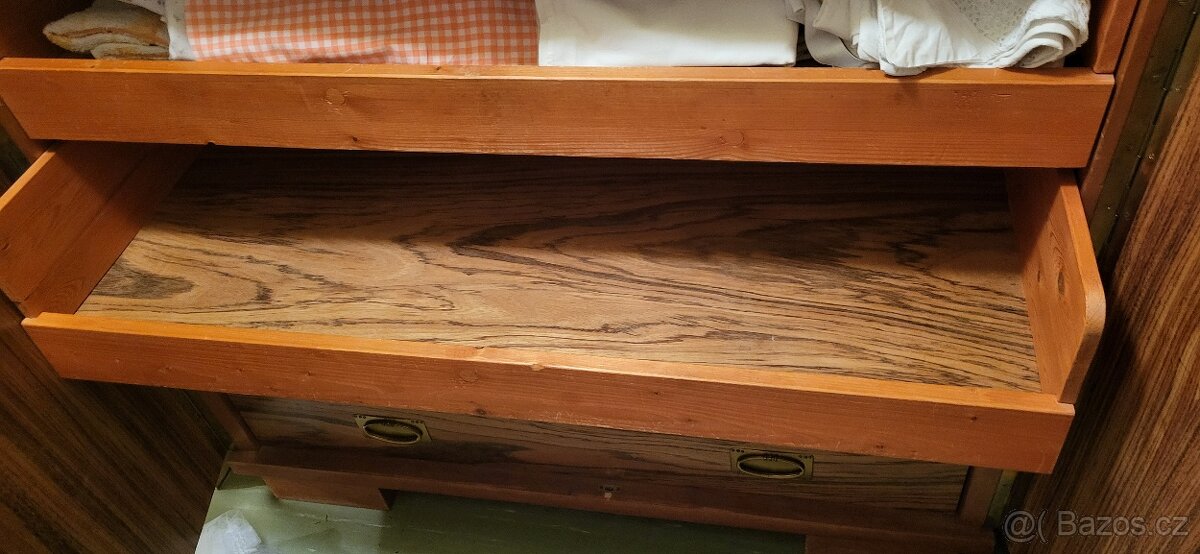 Vysoká dýhovaná skříň - 2