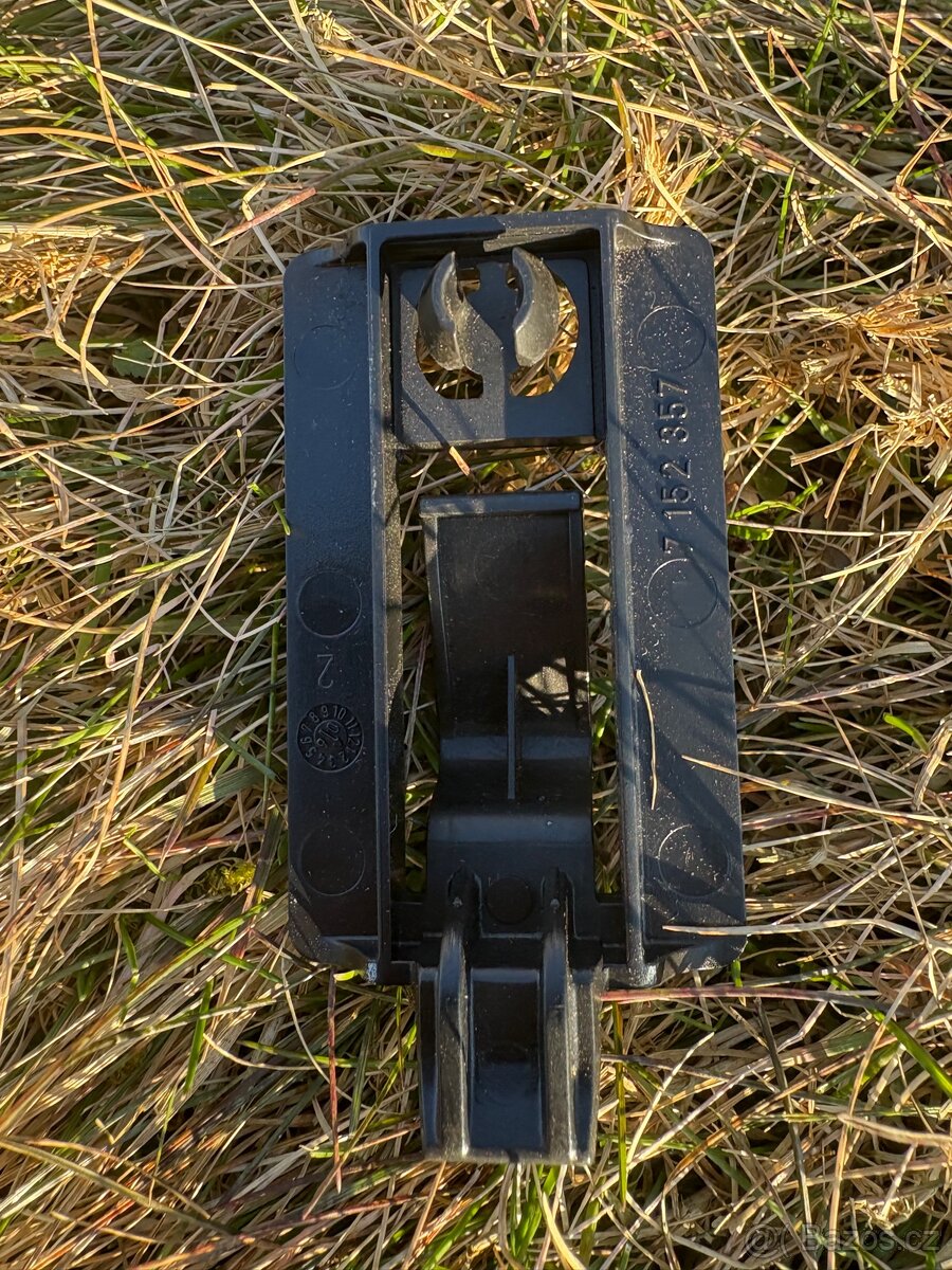 Držák podlahy BMW E90 - 2