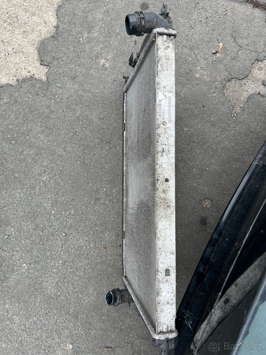 Originální chladič na BMW e90 e91 - 2