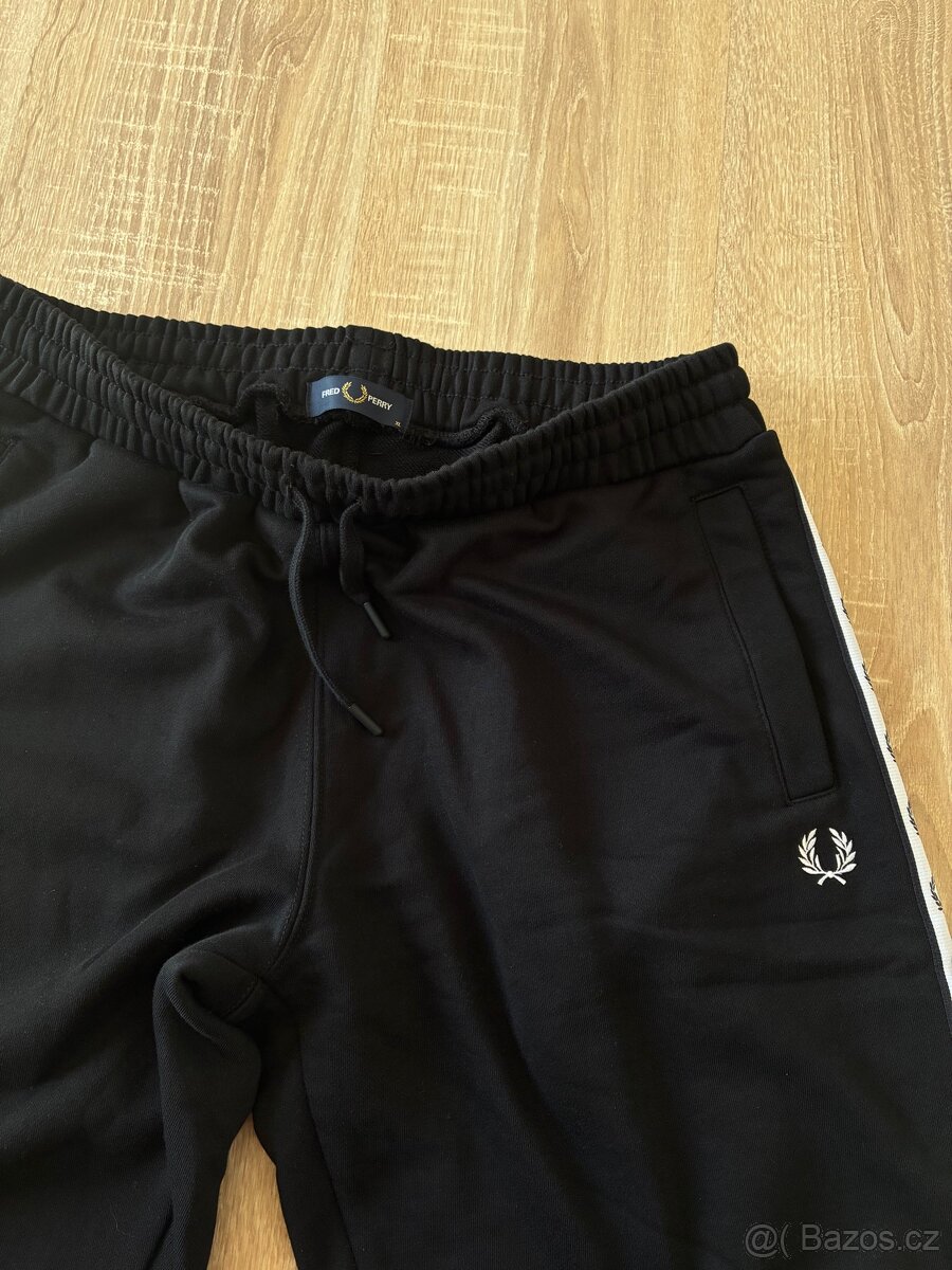Černé teplaky Fred Perry - 2