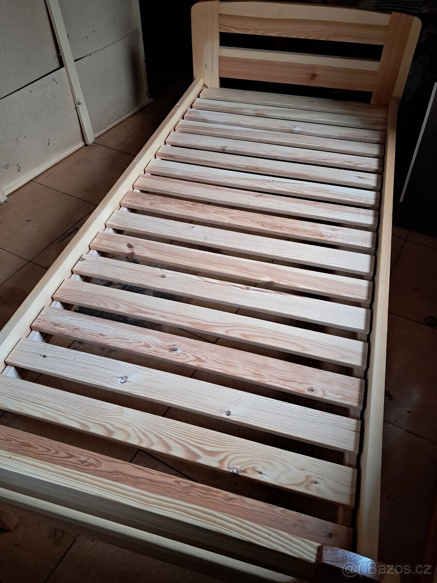 Prodám masivní postel s roštem - 2