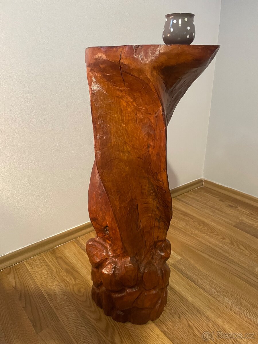 Ručně vyřezavaný masivní dřevěný stojan na dekorace. - 2