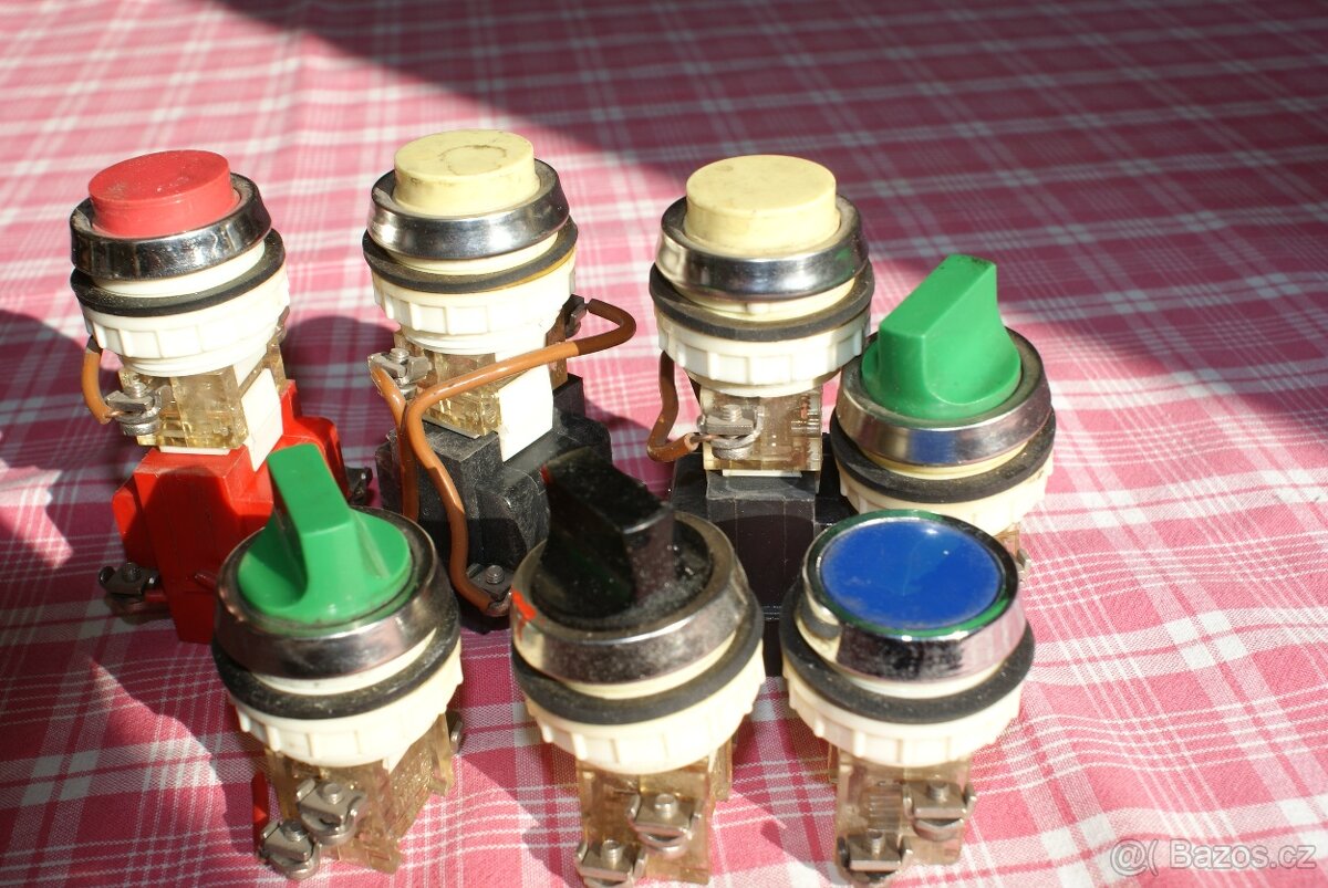 Stavebnicové prvky, otoč. Ovladače, kontrolky s trafem. - 2