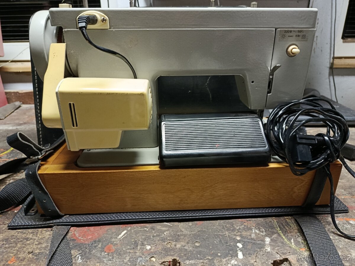 Prodám starší šicí stroj - 2