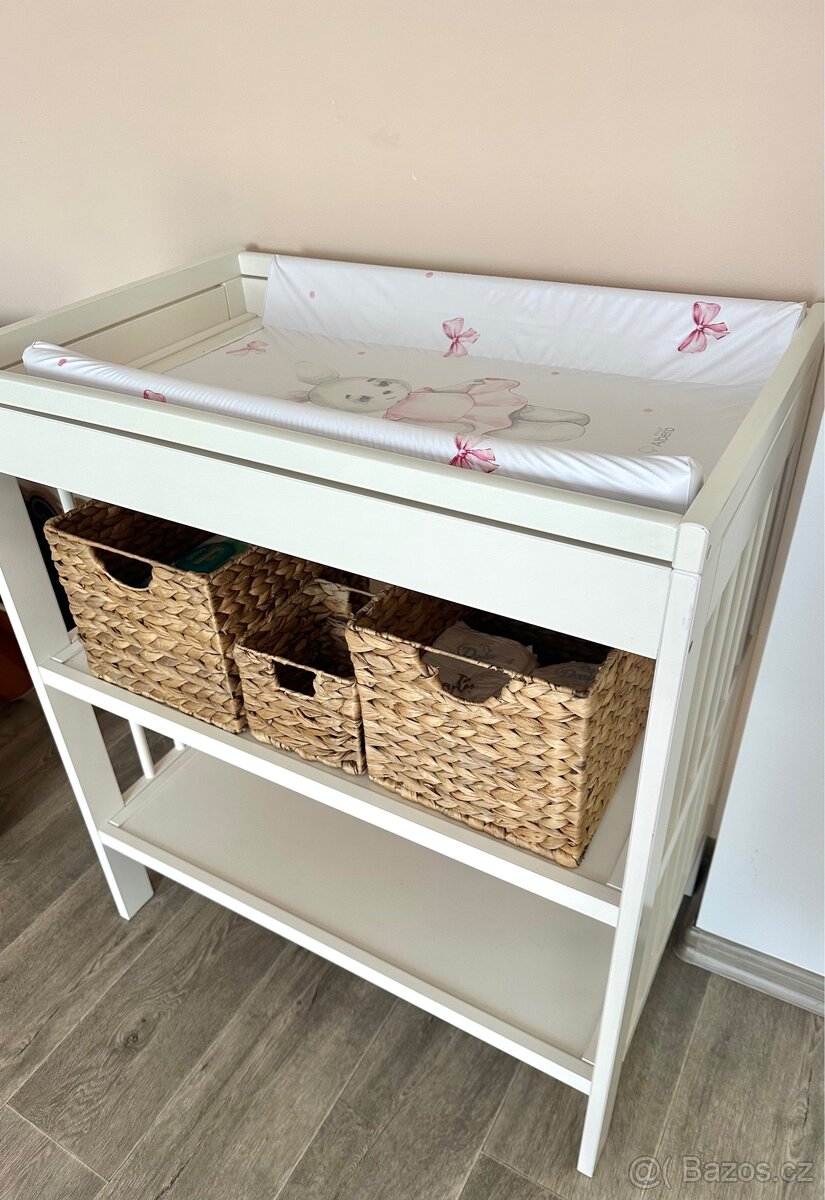 Přebalovací pult s košíky - 2