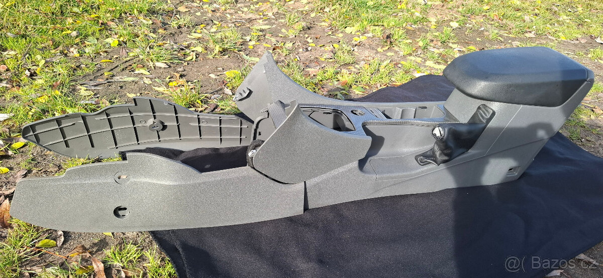 Ford Focus II loketni opěrka Titanium usb aux - 2