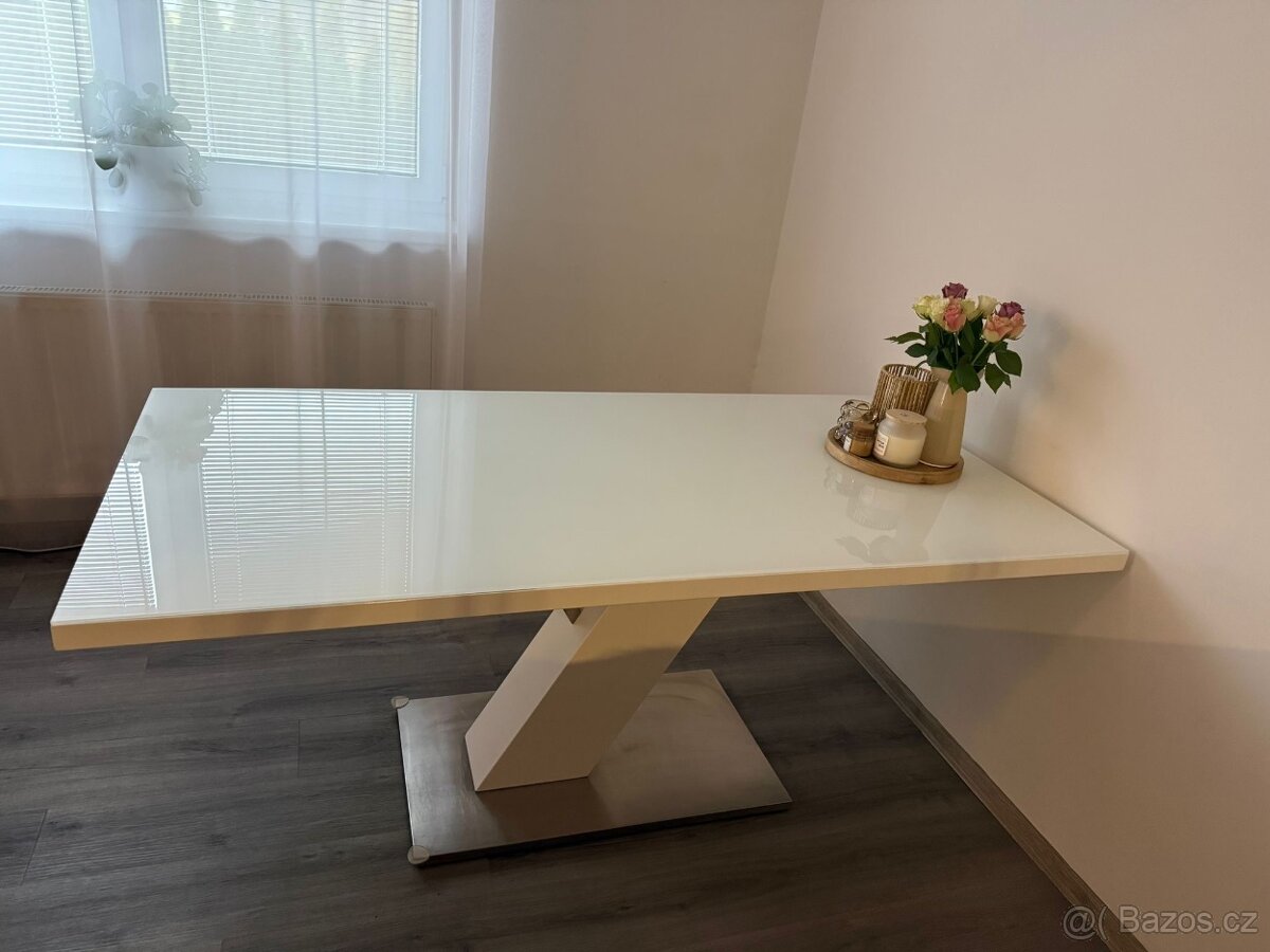 Masivní jídelní stůl - 2