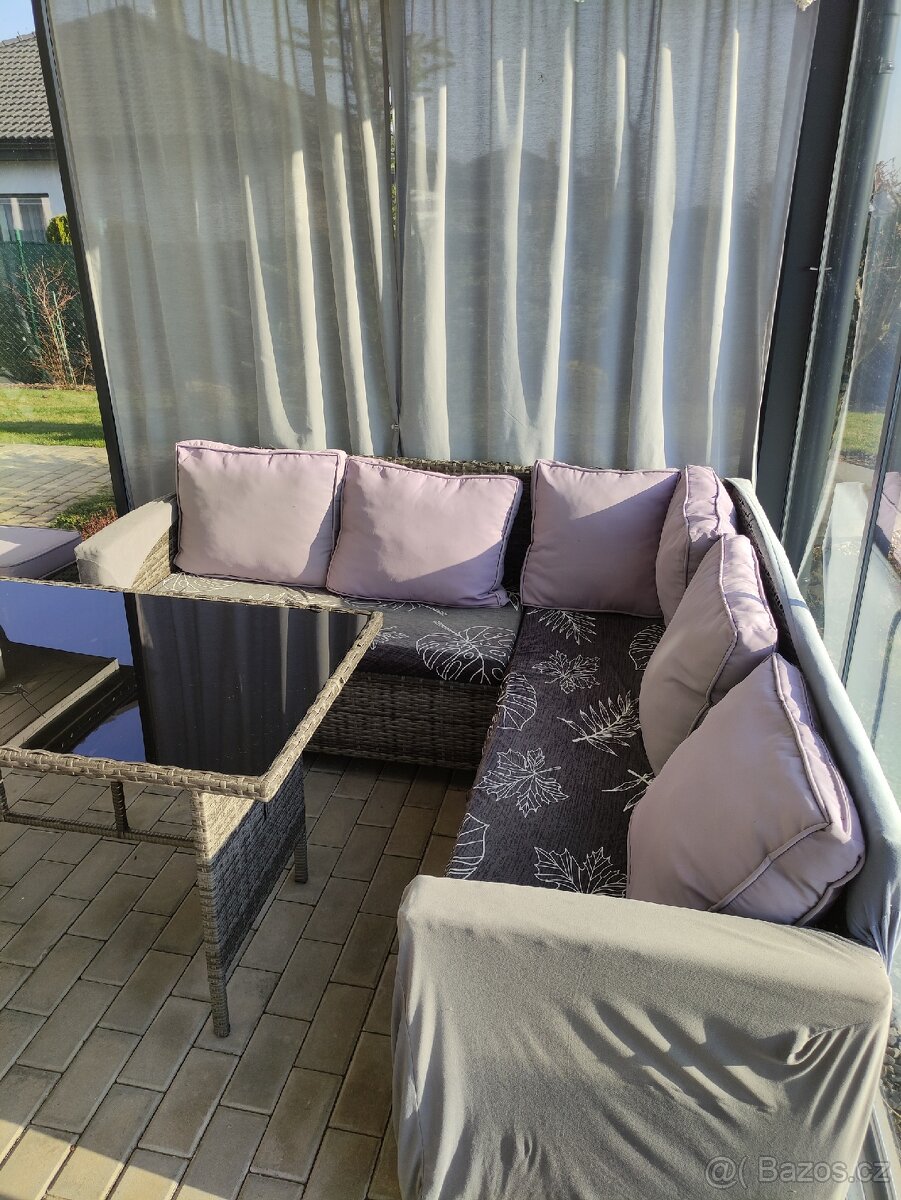 Prodám zahradní sedačku +stůl - 2