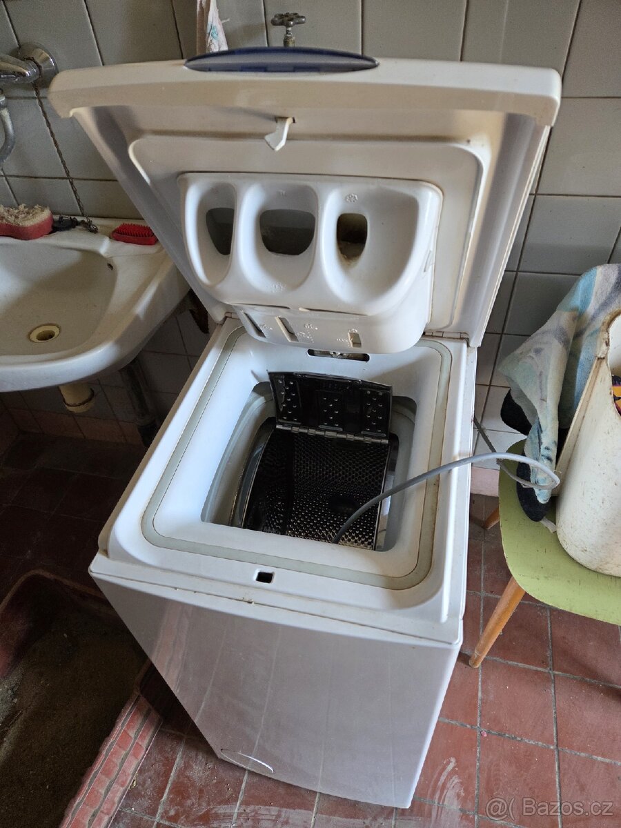 Automatická pračka s vrchním plněním. - 2