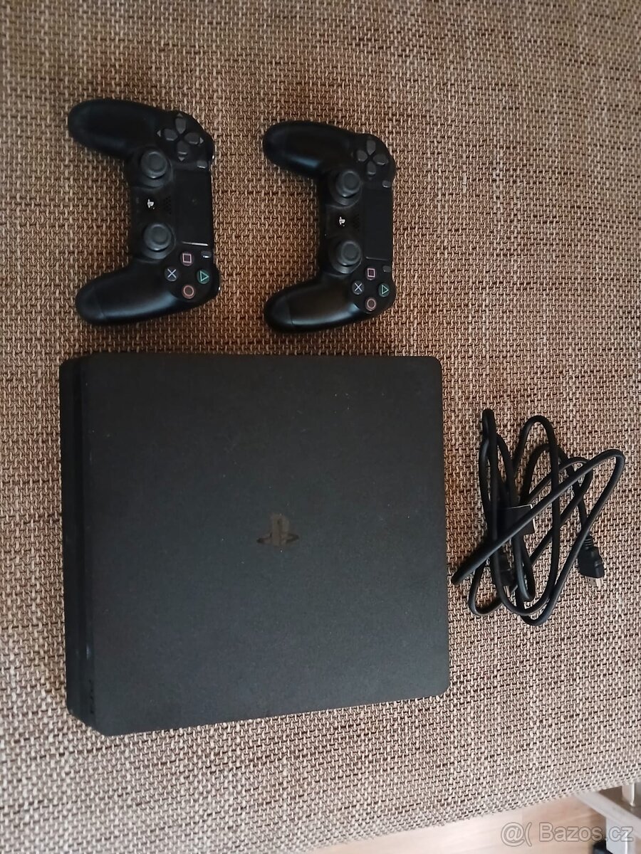 PS4 Slim + 2 ovladače – pěkný stav - 2