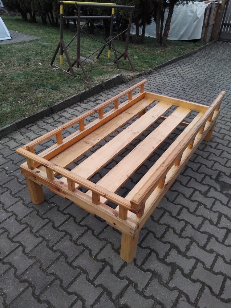 Prodám postel z masivu - borová - 2