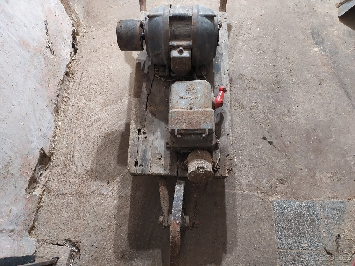 Elektromotor Sousedík na podvozku - 2