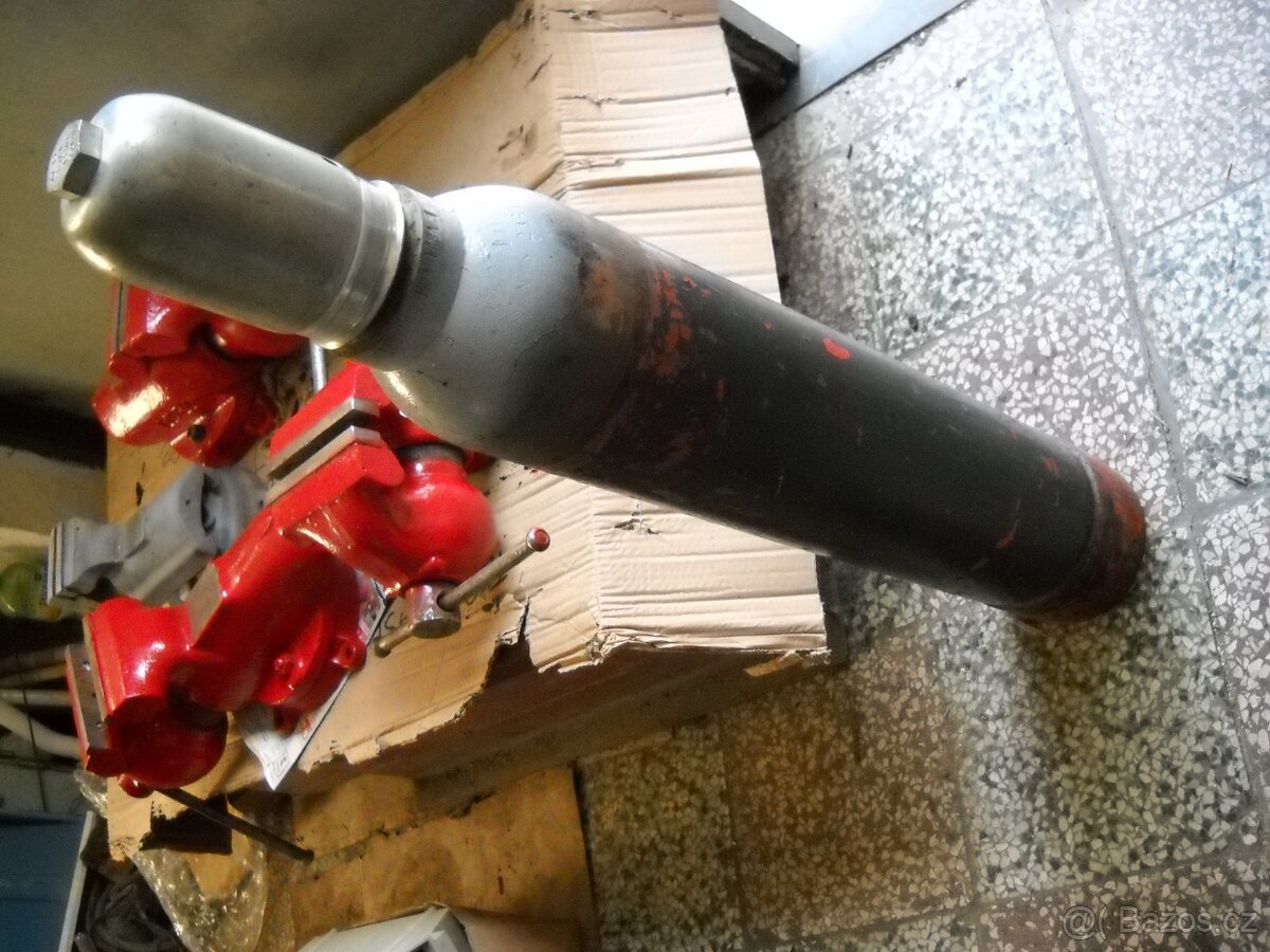 Tlaková láhev CO2 a svěrák - 2
