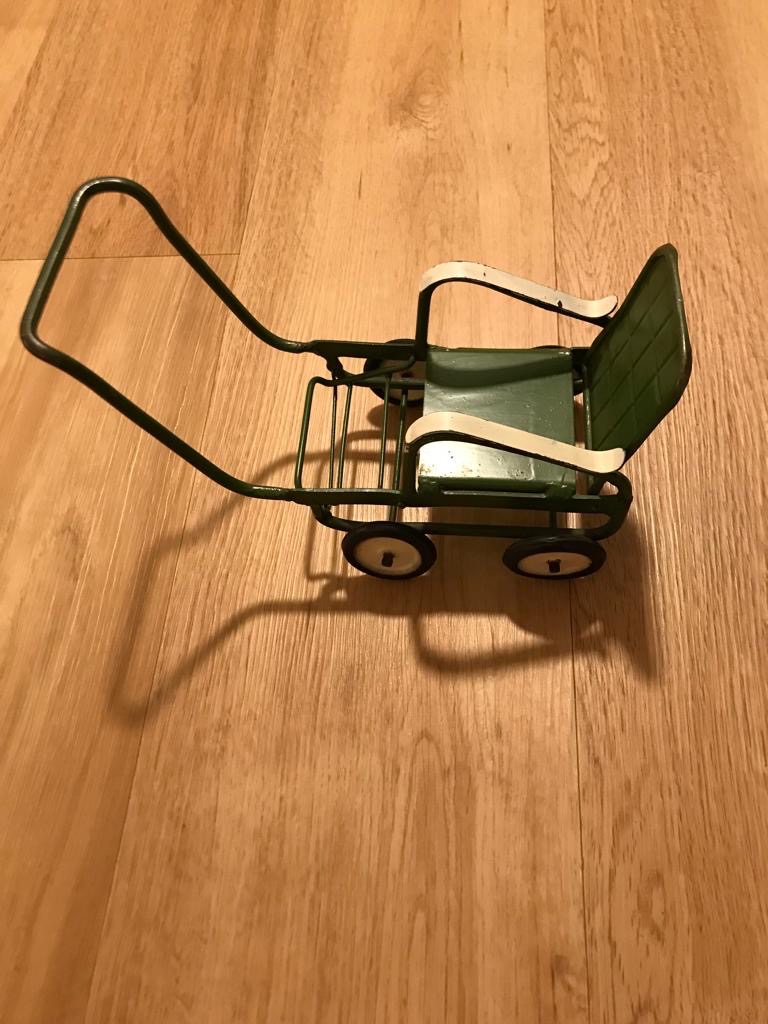 Starý kovový kočárek na panenky - 2