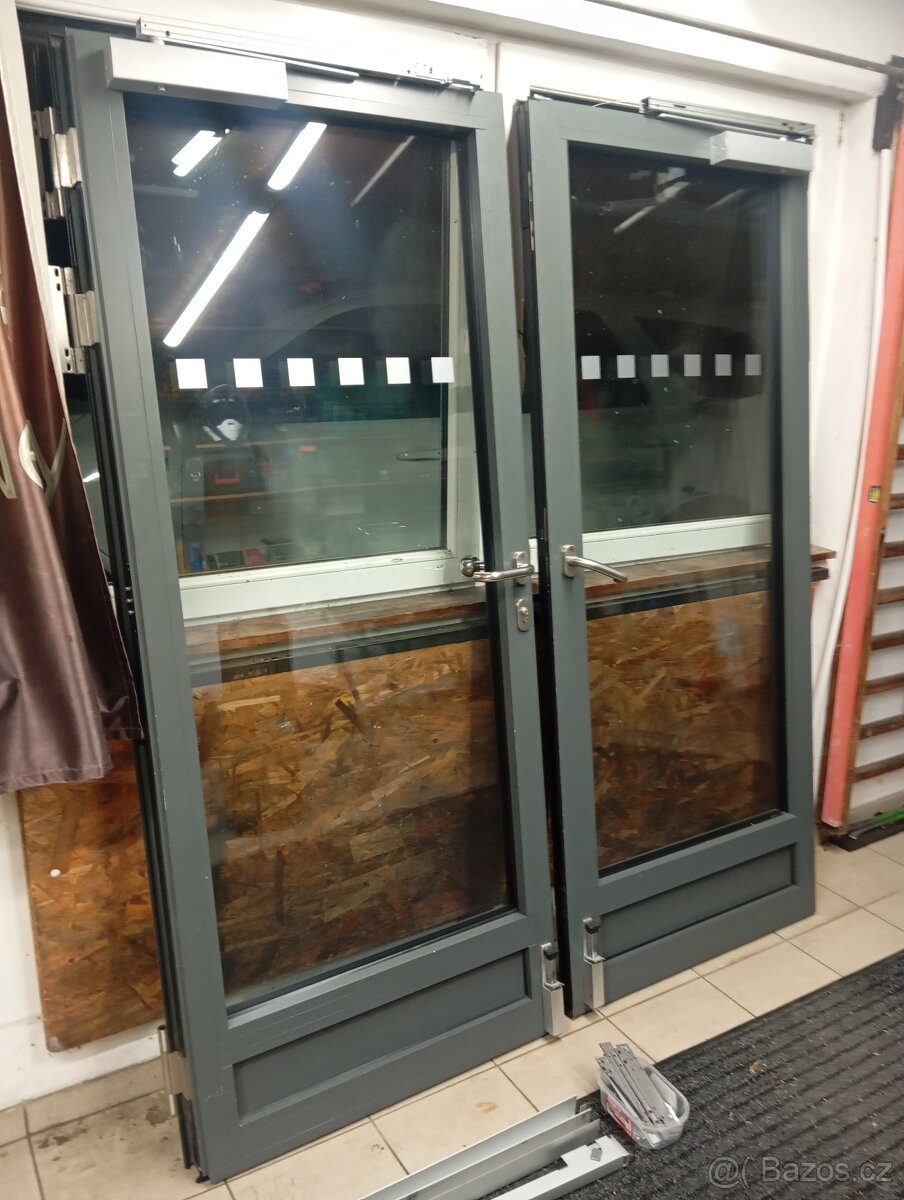 Dvoukřídlé dveře hliníkové bez zárubně, rámu - 2