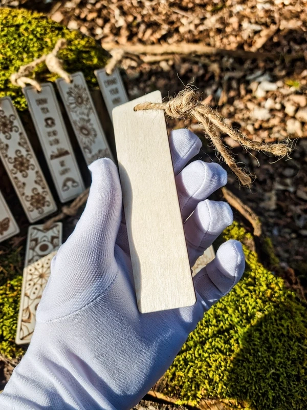 Dřevěná záložka do knihy s originálním designem V4 - 2