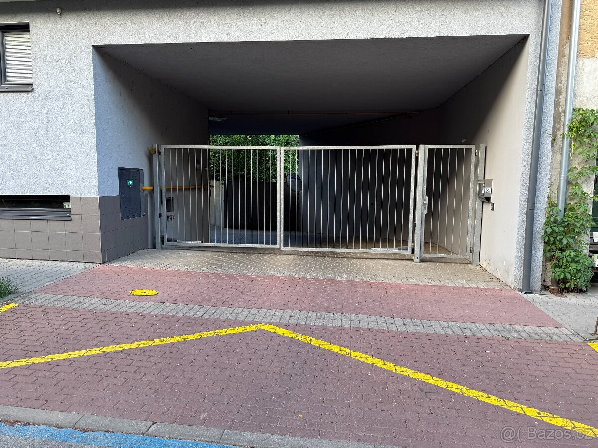 Kryté parkovací stání za uzamykatelnými vraty - 2