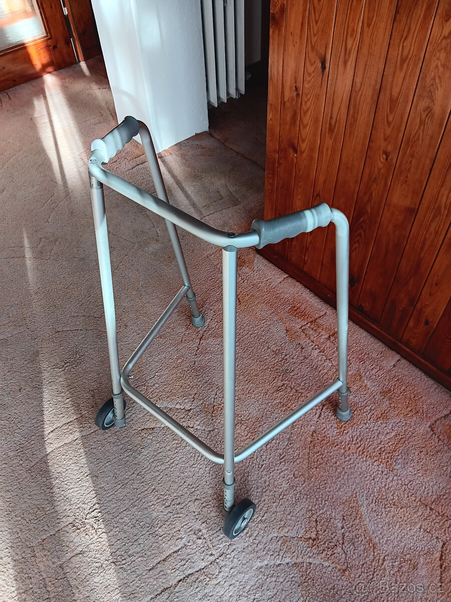 Invalidní chodítko. - 2