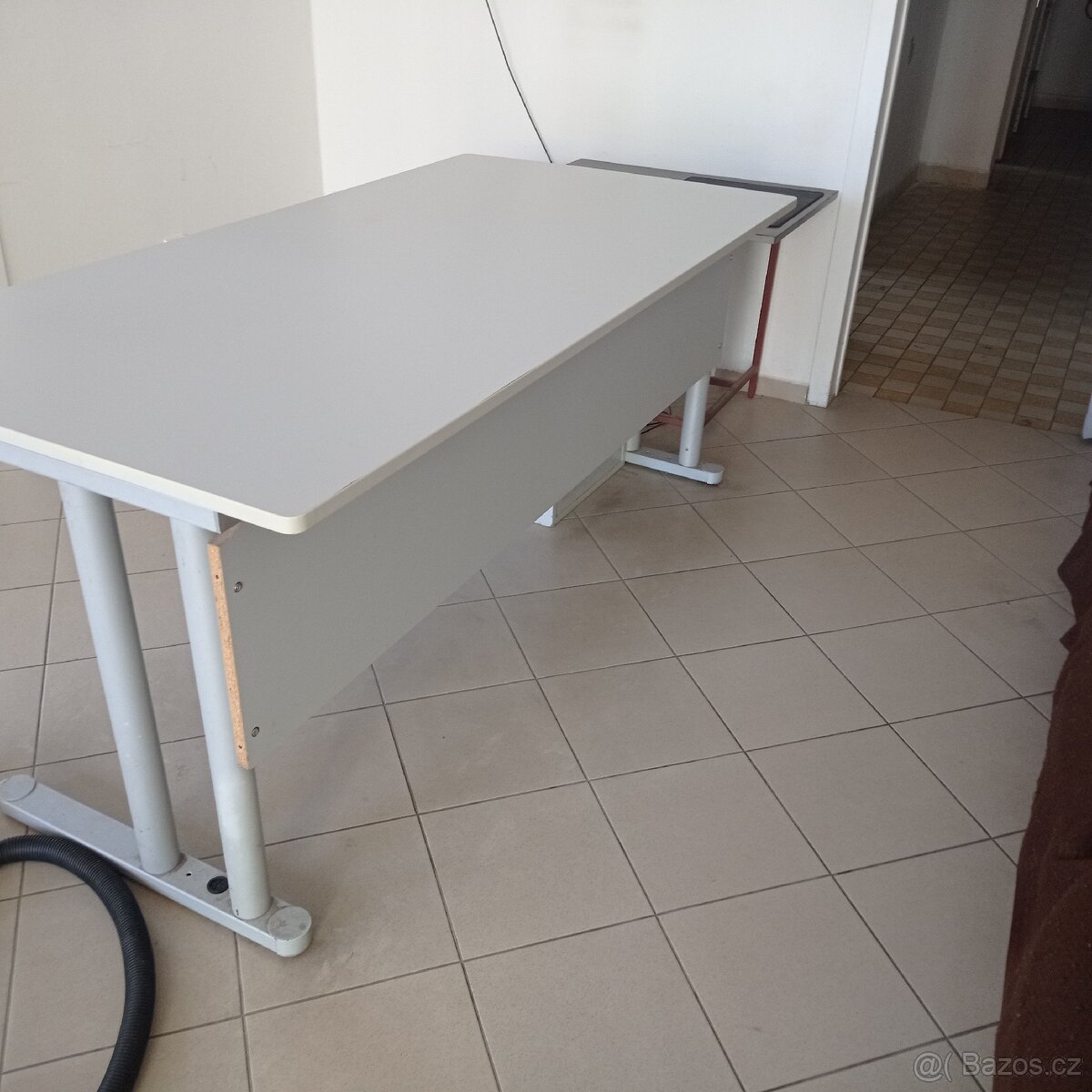 Velký kancelářský stůl se šuplíky - 2