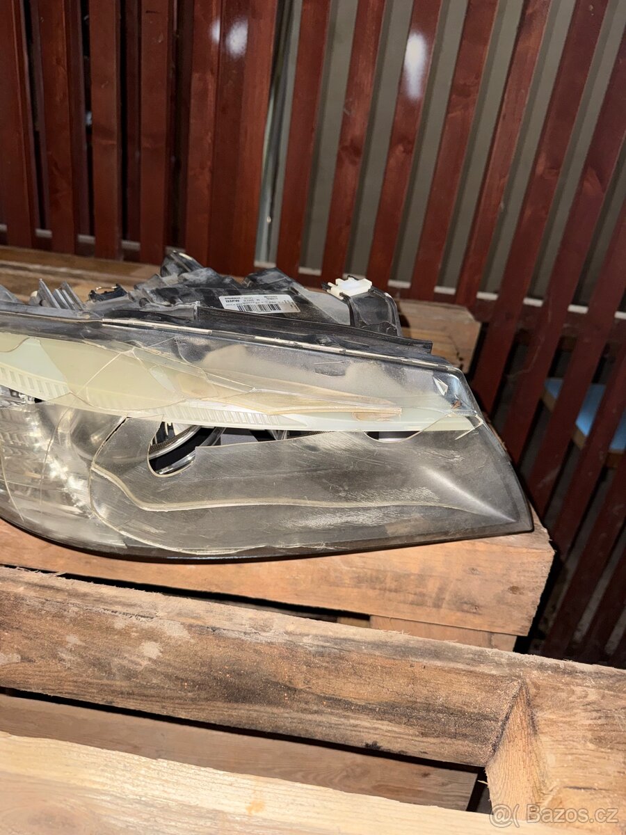 Pravý světlomet BMW E90 E91 (poškozený plast) - 2