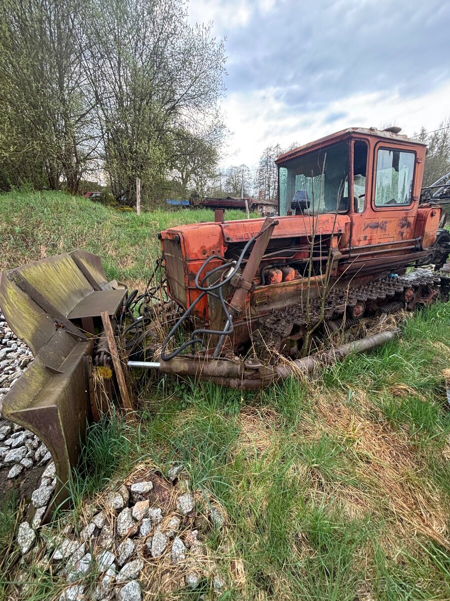 Sovětský pásový traktor DT-75 - 2