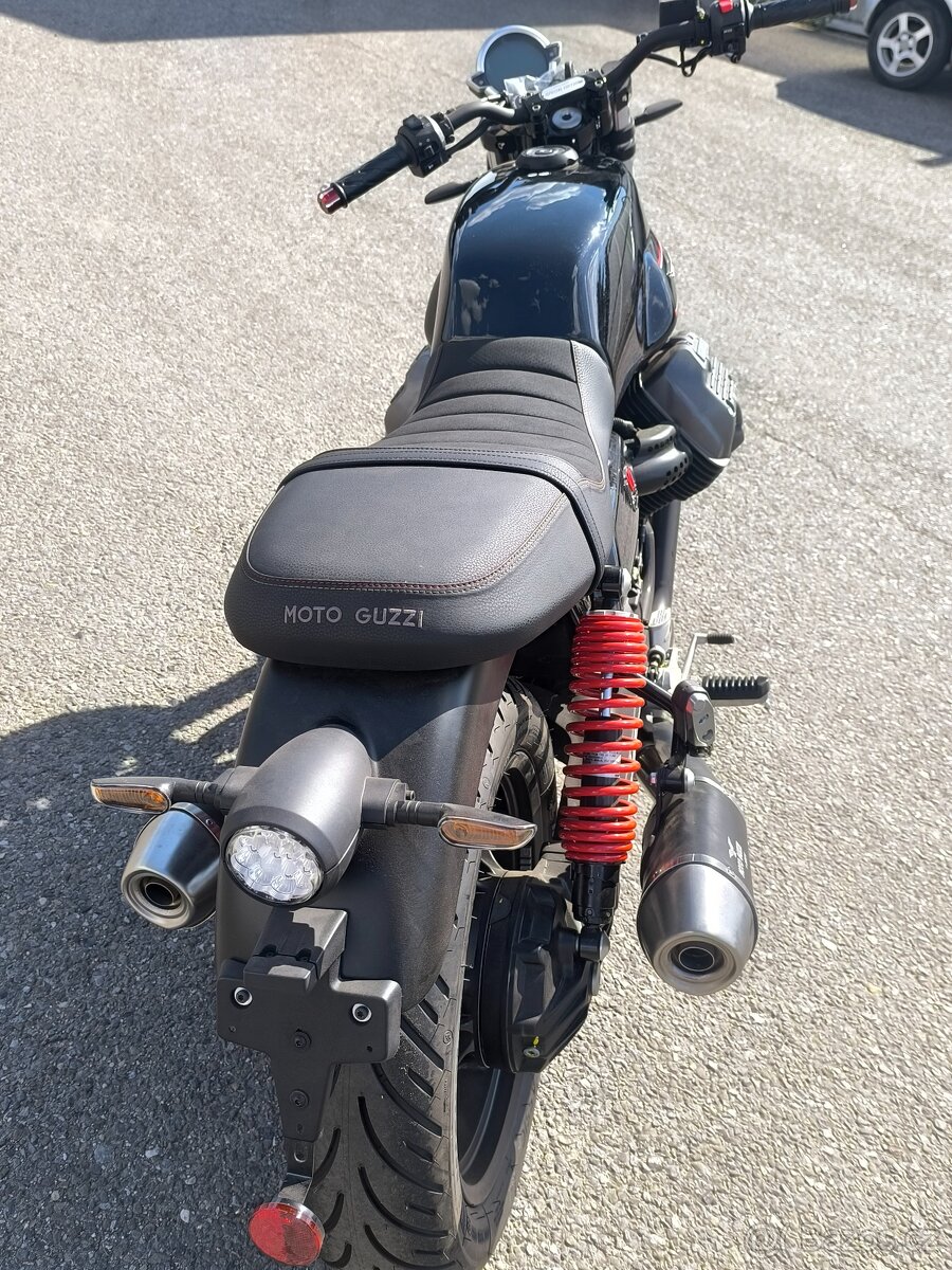 Moto Guzzi V7 Stone - 2