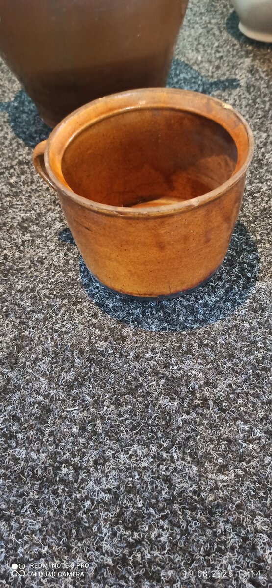 Hrnce, džbány, tácy prodám - 2