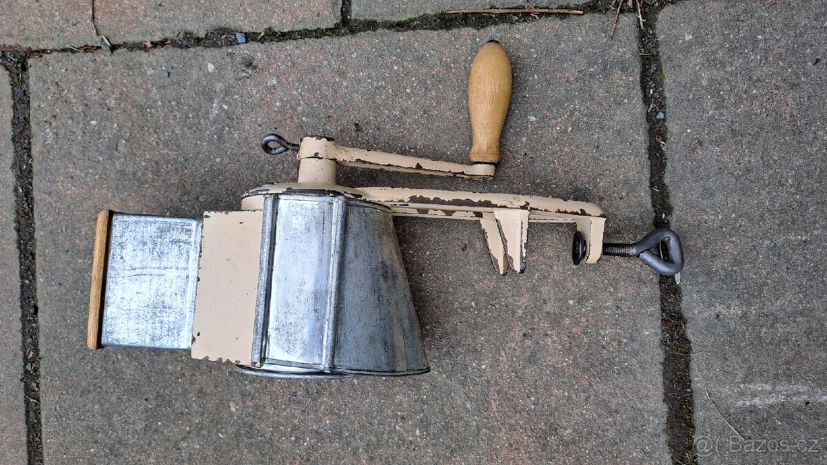 Mlynek na strouhankou, orechy - 2