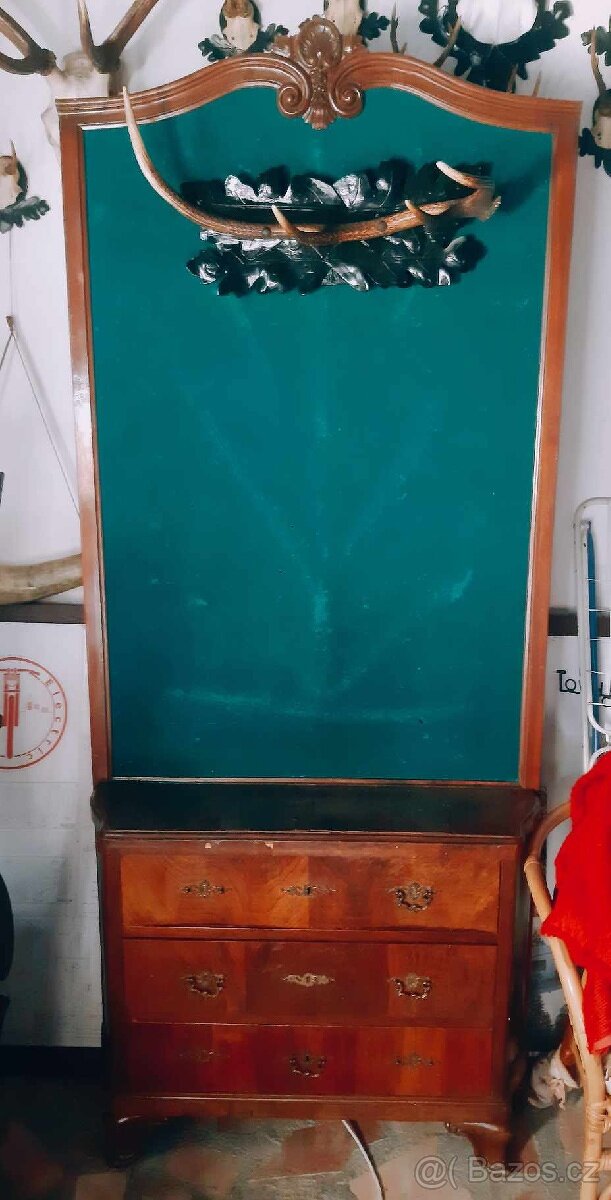 starožitná skřínka a věšáky na myslivecký inventář - 2