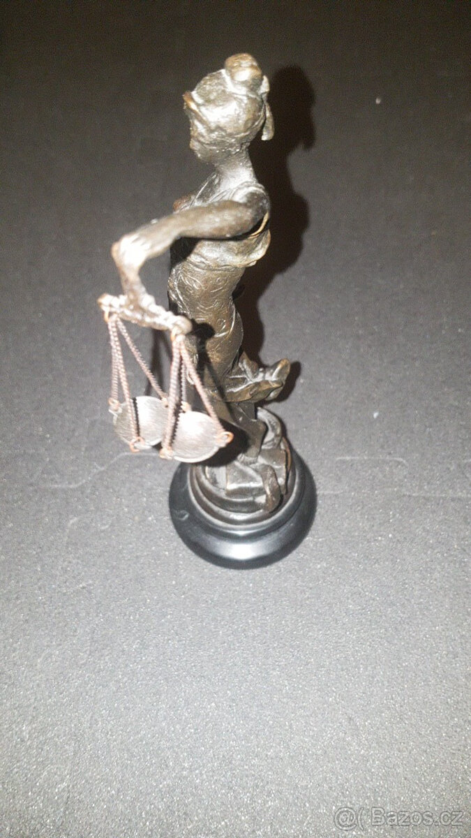 Bronzová soška spravedlnosti - 2