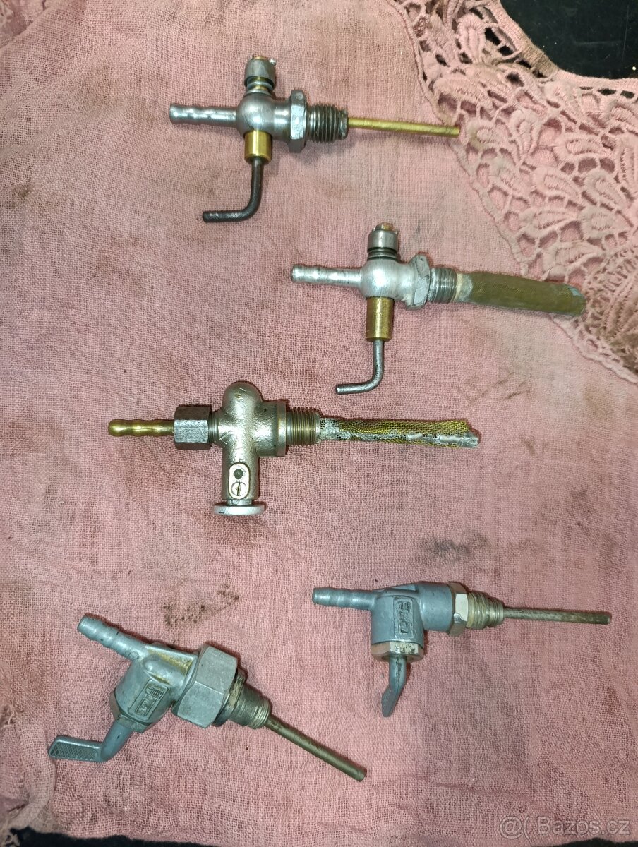 Kohouty Jawa pérák, pařez - 2