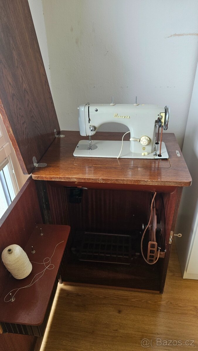 Starý šicí stroj - 2