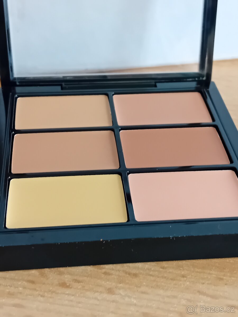 Pro Conceal and Correct Palette - Medium. - 2
