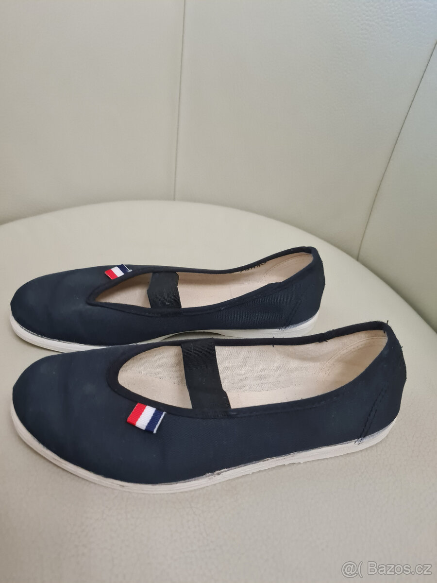 Cvičky tmavomodré, velikost 22cm - 2