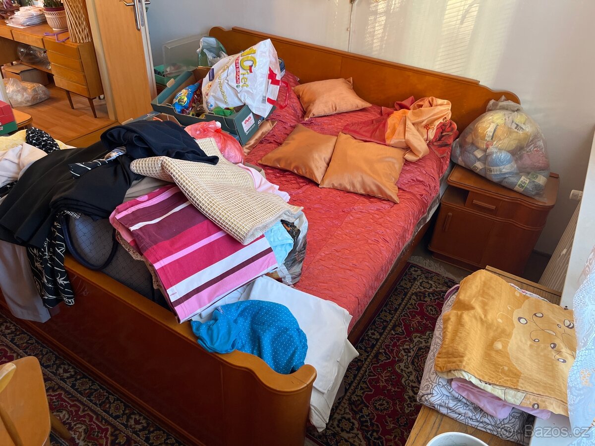 starozitny nabytek - postel, komody, toaletni stolek - 2