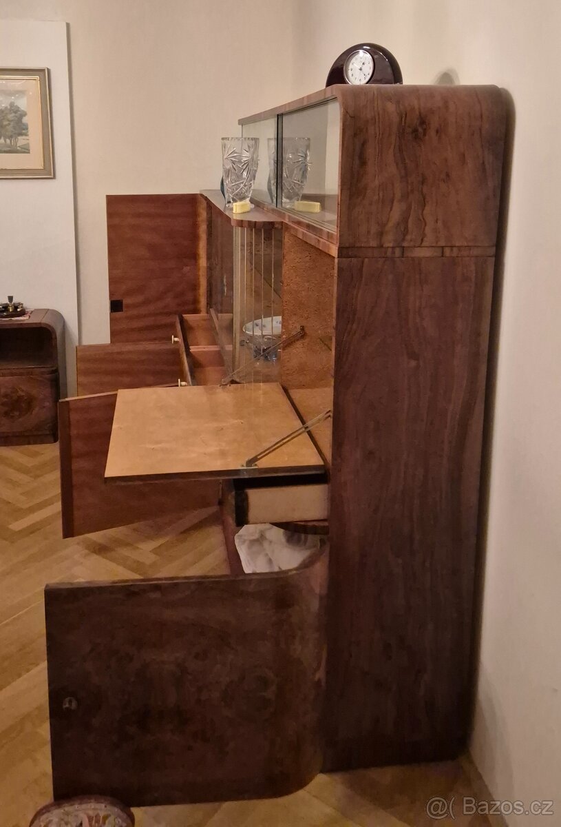 Sekretář a šatní skříň - 2