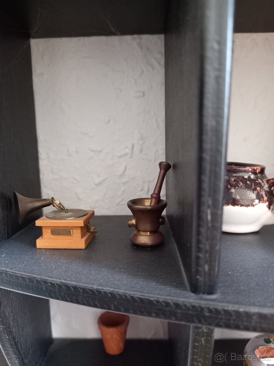 Polička + miniatury - 2