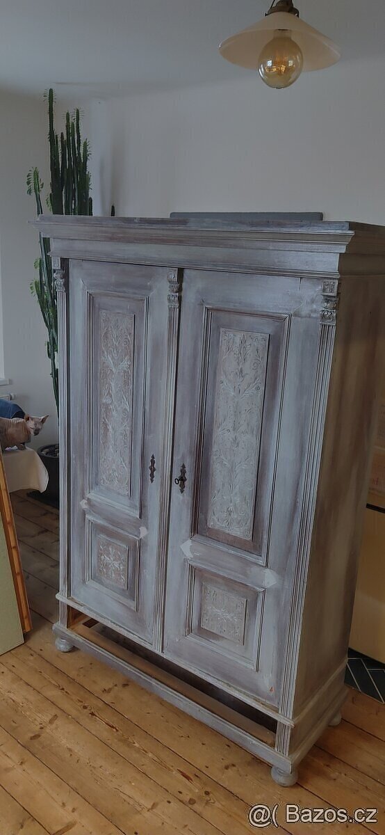 Starožitná skříň - 2