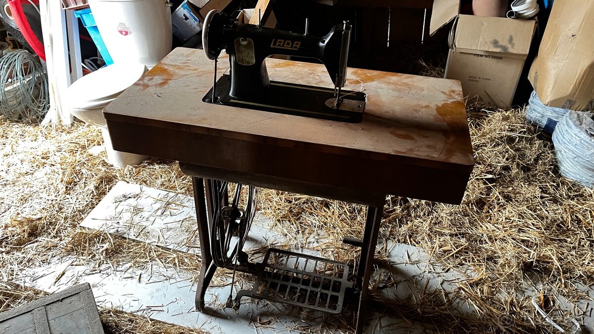 Šlapací šicí stroj Lada - 2