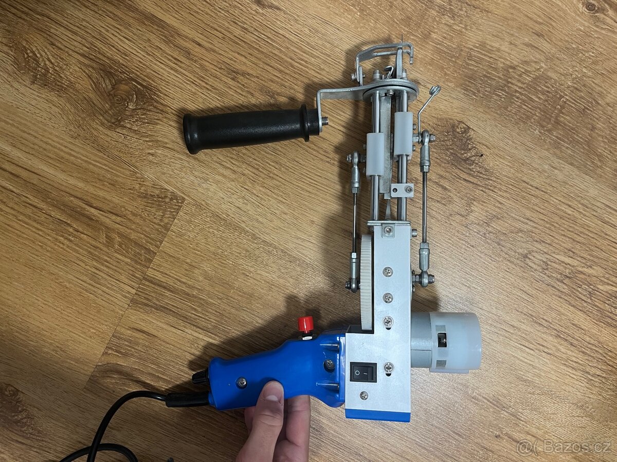 tufting gun + projektor + vsechny veci do startu - 2