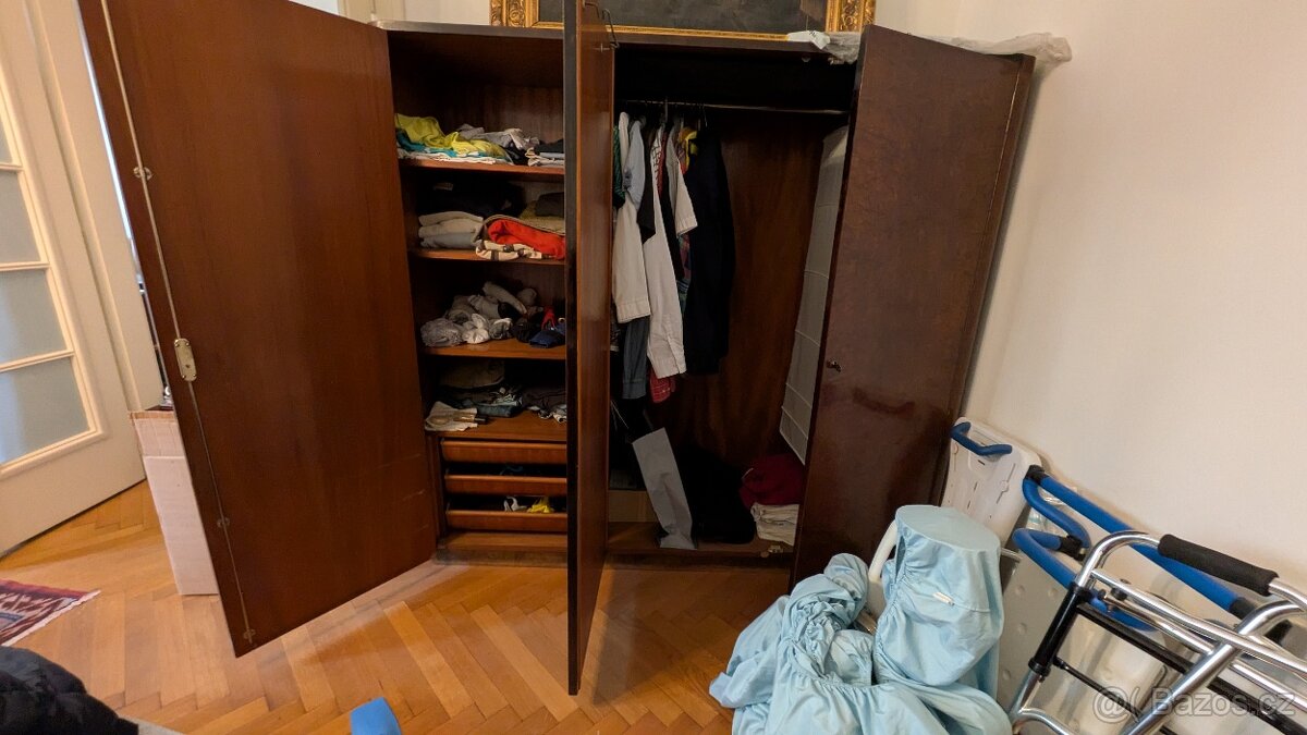 Skříň třídveřová - 2