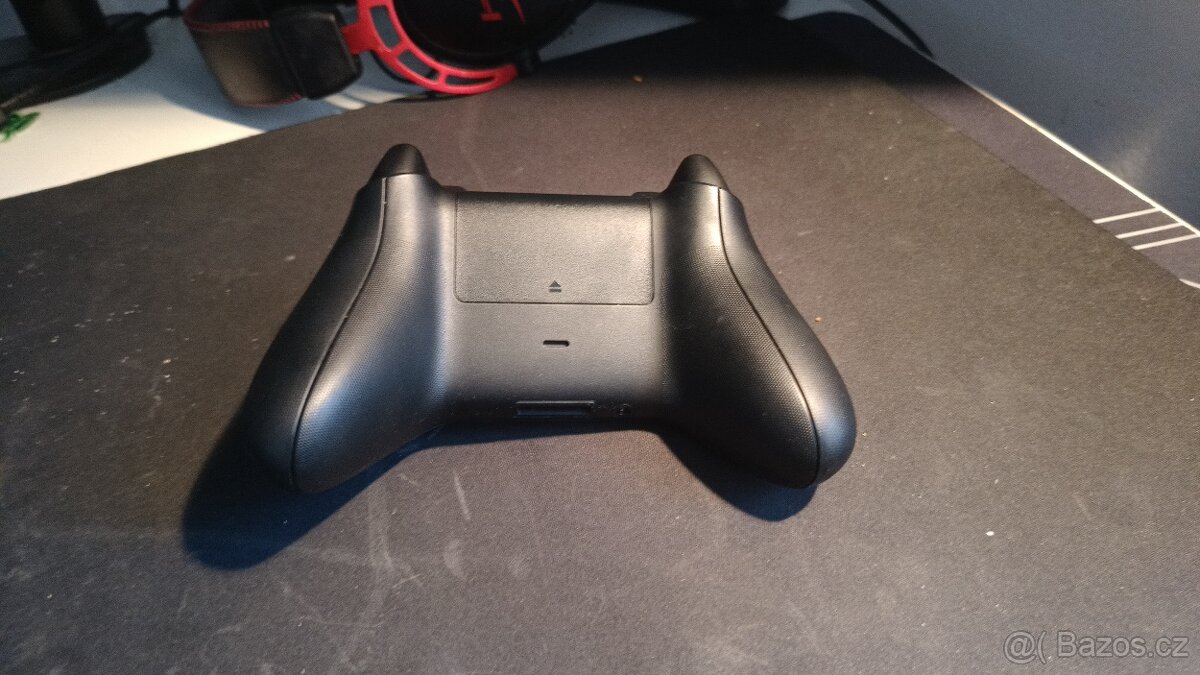 XBox Wireless Controller v černé barvě - 2