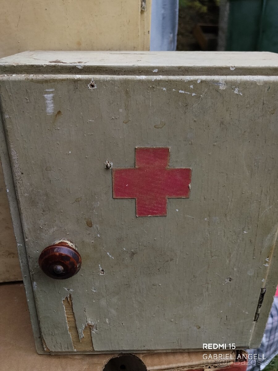 Staré Dřevěné Skříňky (Lékárničky) - 2