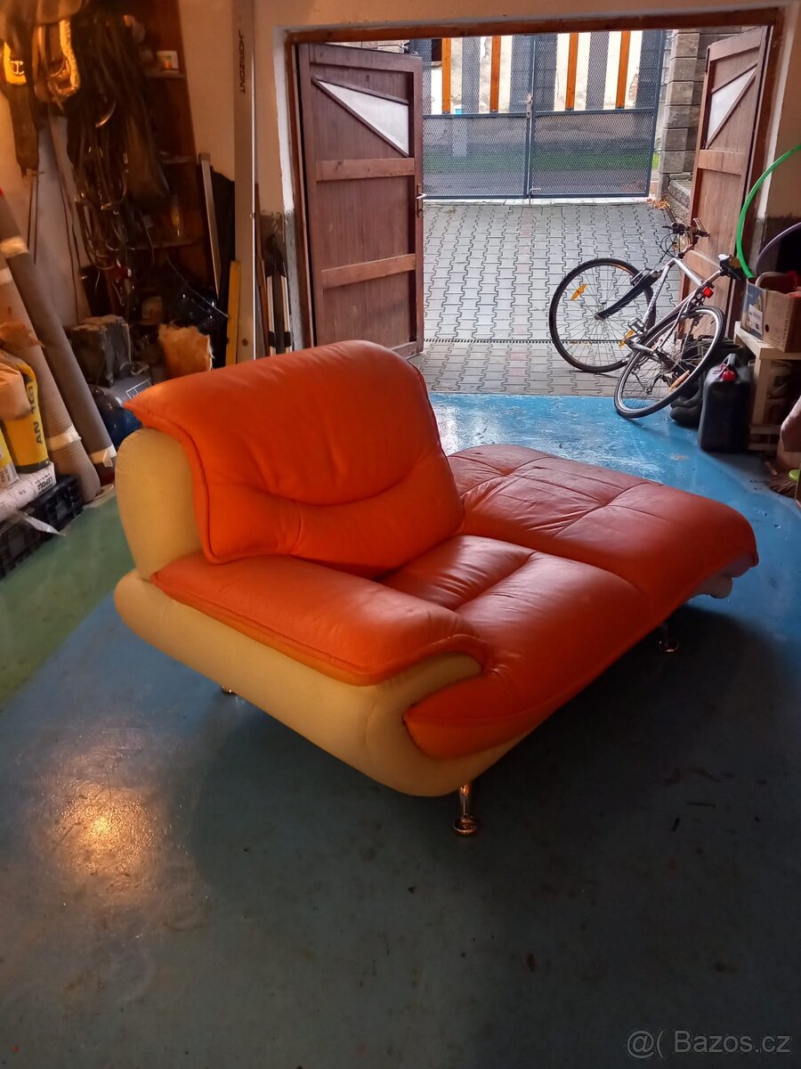 Daruji za odvoz a lahev vina velmi zachovalý gauč. - 2