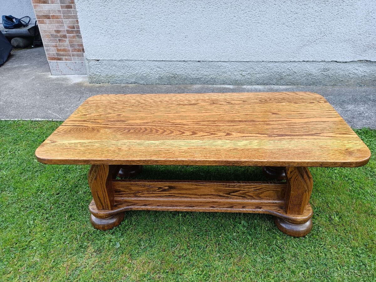 Rustikální dubový konferenční stolek . - 2